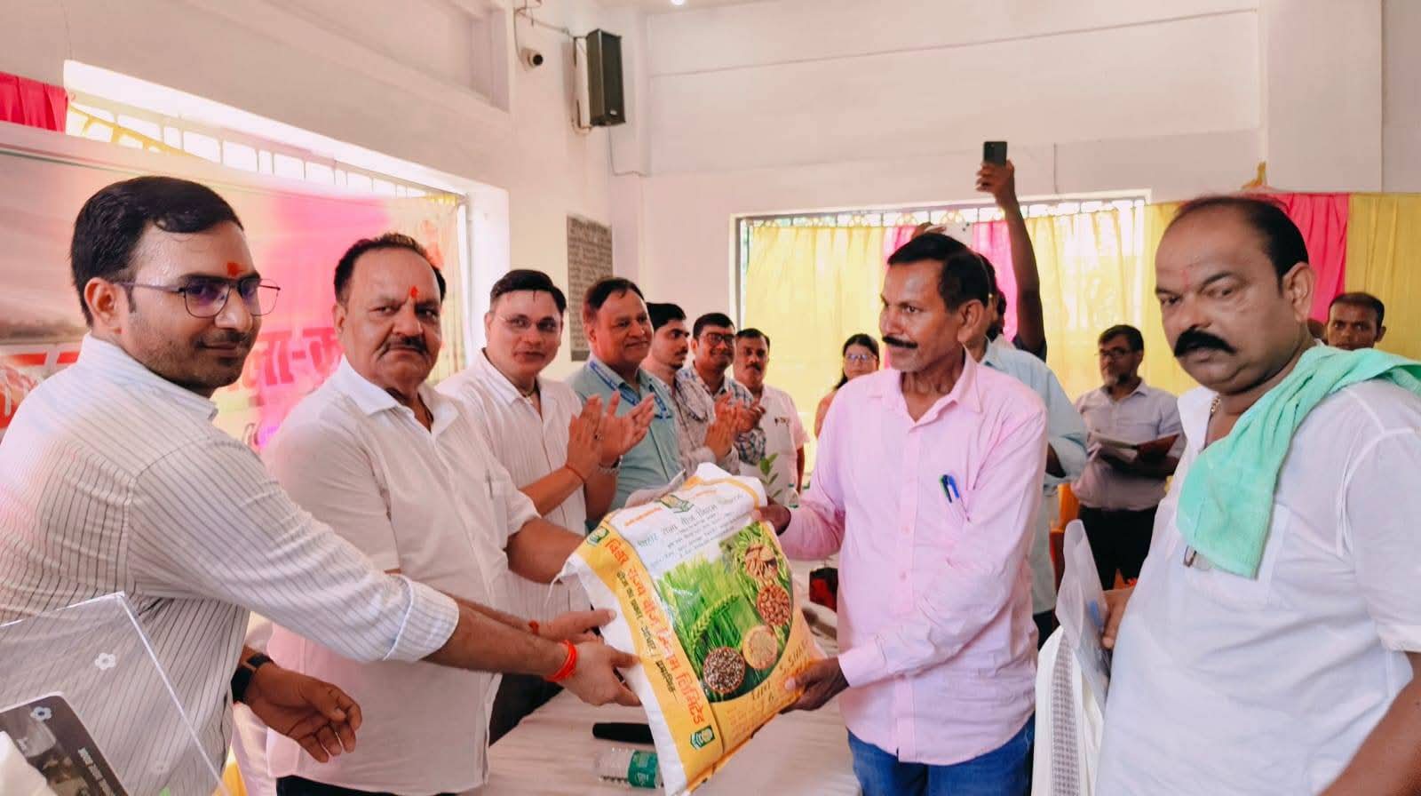 सोनपुर में प्राकृतिक खेती पर आयोजित कार्यशाला में विधायक ने किया किसानों से संवाद