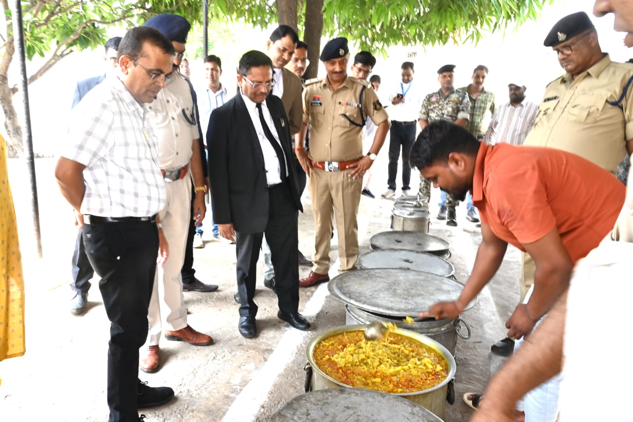 प्रधान जिला न्यायाधीश, कलेक्टर व पुलिस अधीक्षक ने किया जिला जेल का निरीक्षण