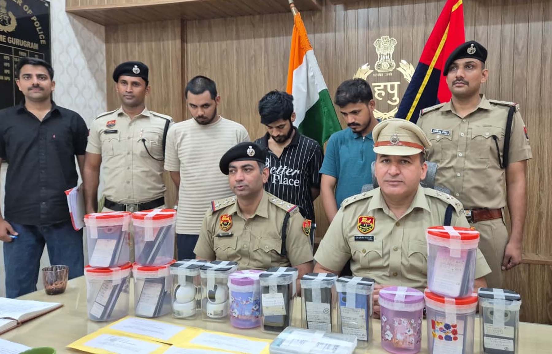 गुरुग्राम में निवेश के नाम पर ठगी के आरोपी व उनसे पुलिस द्वारा बरामद किया गया सामान। गुरुग्राम में निवेश के नाम पर ठगी के आरोपी व उनसे पुलिस द्वारा बरामद किया गया सामान।