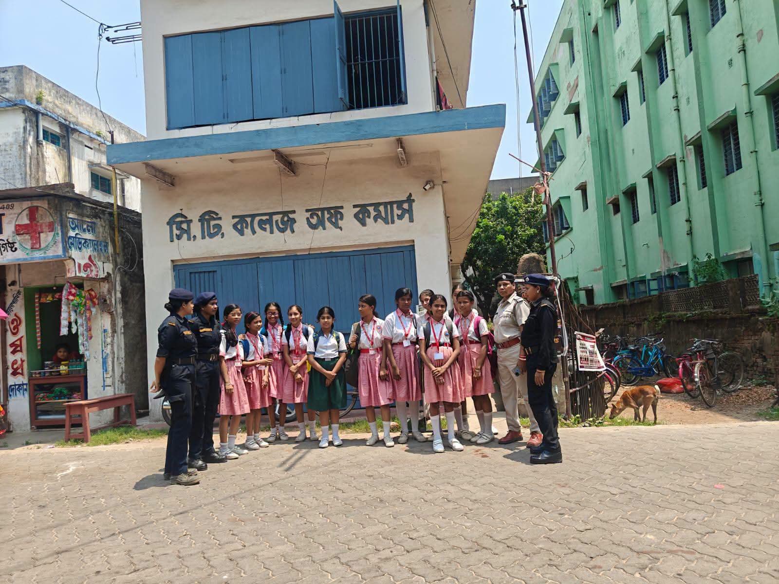 पिंक मोबाइल वैन नियमित गश्त