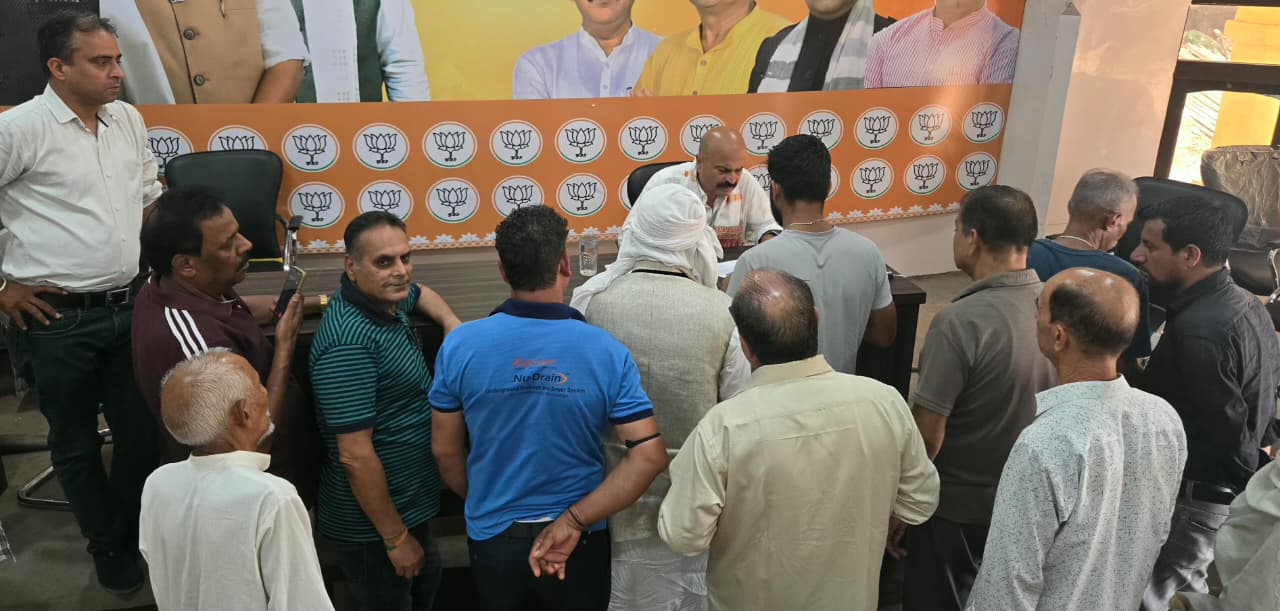 जनसमस्याओं के समाधान के लिए लगाया पब्लिक दरबार, राजस्व, पेंशन, सड़क, जलापूर्ति और शहरी विकास से जुड़े मुद्दे प्रमुखता से उठे जनसमस्याओं के समाधान के लिए लगाया पब्लिक दरबार, राजस्व, पेंशन, सड़क, जलापूर्ति और शहरी विकास से जुड़े मुद्दे प्रमुखता से उठे