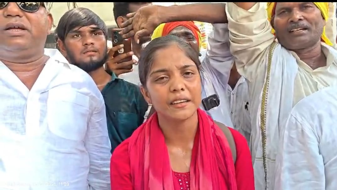 आजाद बिंद की बहन सौम्या बिंद प्रदर्शन करते हुए