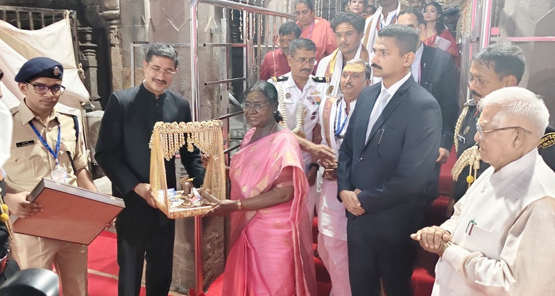 खंडवा कलेक्टर राष्ट्रपति को सम्मानित करते हुए खंडवा कलेक्टर राष्ट्रपति को सम्मानित करते हुए