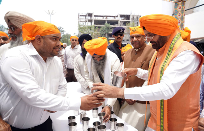 हरियाणा के मुख्यमंत्री शहीदी दिवस पर छबील में सेवा करते हुए हरियाणा के मुख्यमंत्री शहीदी दिवस पर छबील में सेवा करते हुए