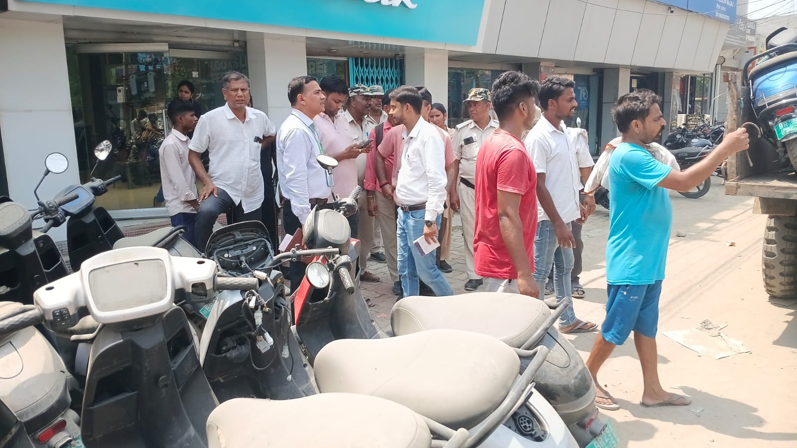 कार्रवाई करते कार्रवाई करते