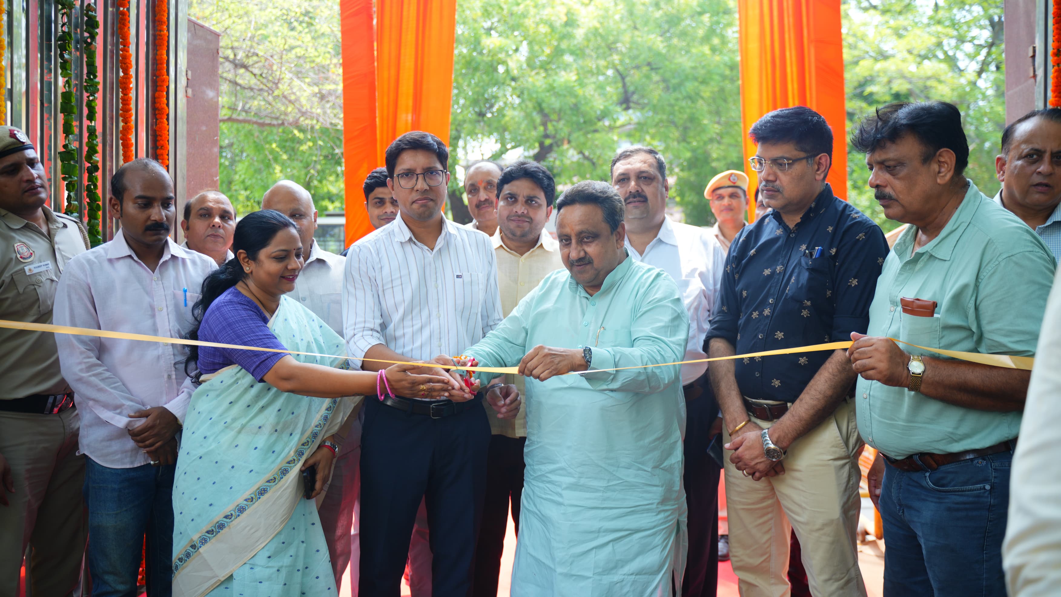 सांसद प्रवीण खंडेलवाल जनकल्याण शिविर का उद्घाटन करते हुए। सांसद प्रवीण खंडेलवाल जनकल्याण शिविर का उद्घाटन करते हुए।