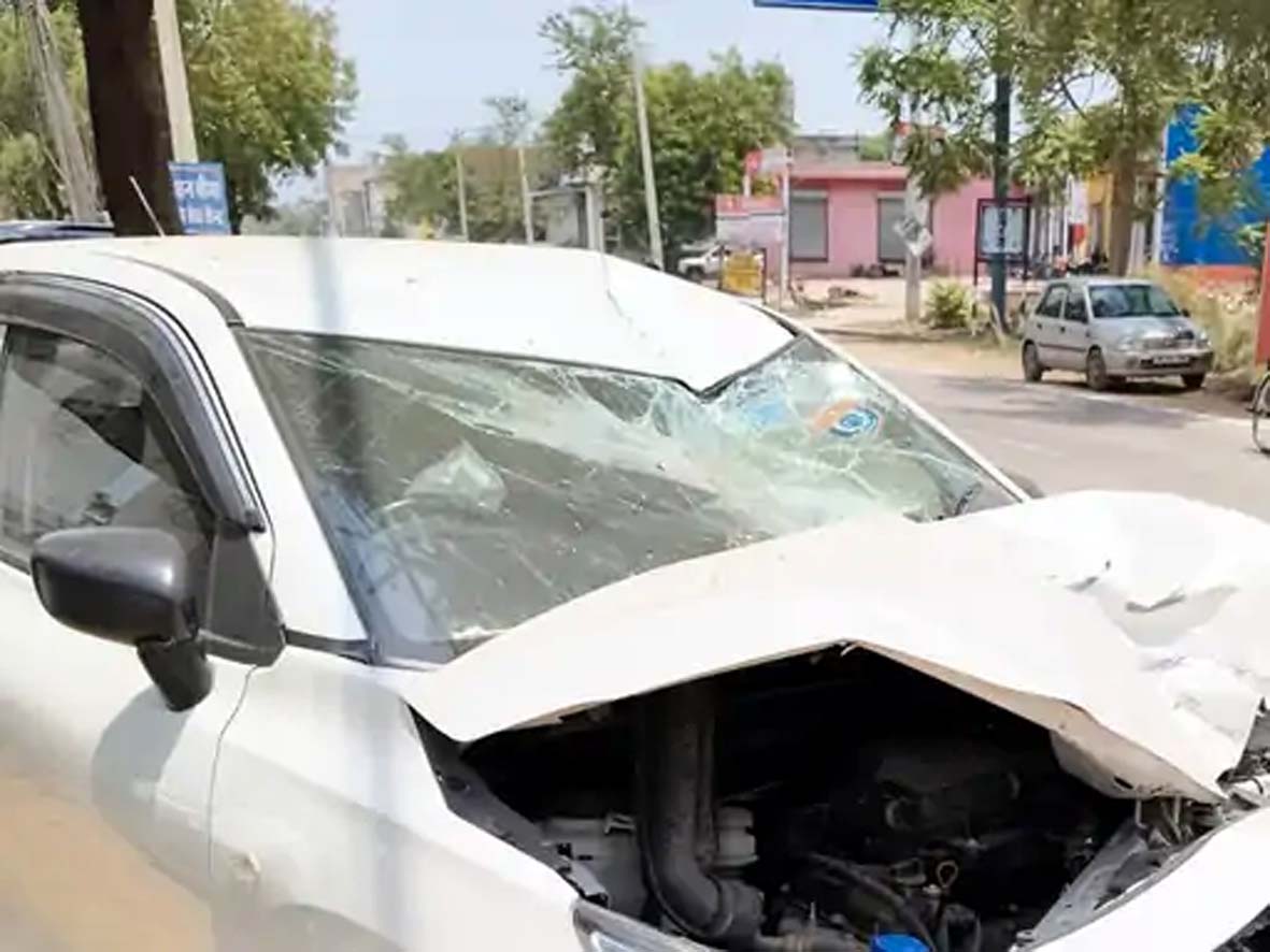 हादसे में क्षतिग्रस्त हुई कार।