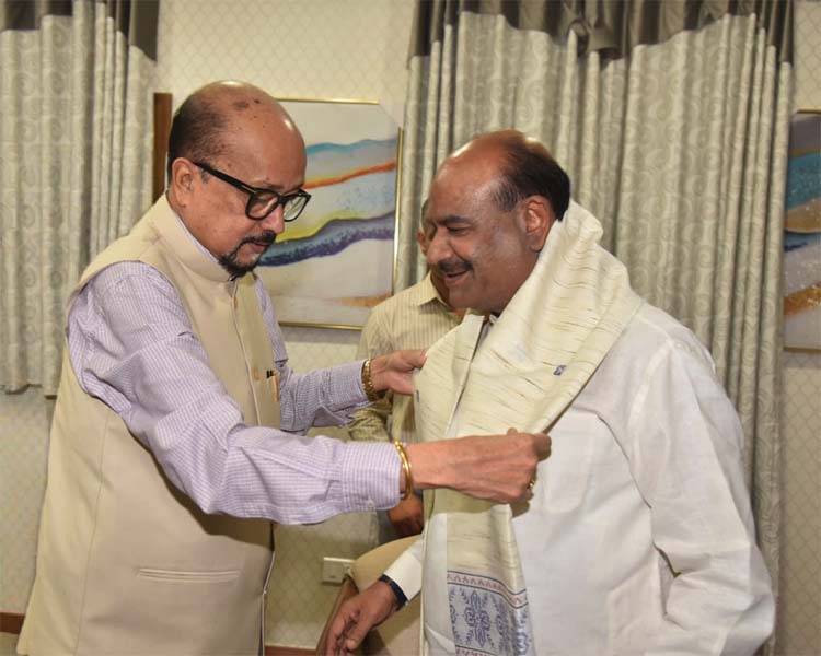 राज्यपाल रमेन डेका लोकसभा अध्यक्ष ओम बिड़ला का लोकभवन में स्वागत करते हुए