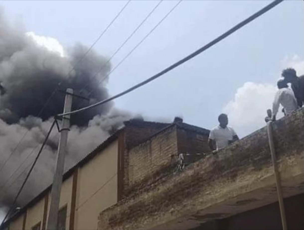 कोरियर कंपनी के गोदाम में लगी आग को बुझाते पड़ोसी फैक्ट्री के कर्मचारी कोरियर कंपनी के गोदाम में लगी आग को बुझाते पड़ोसी फैक्ट्री के कर्मचारी