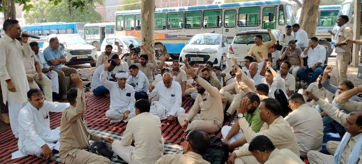धरने को संबोधित करते रोडवेज नेता। धरने को संबोधित करते रोडवेज नेता।