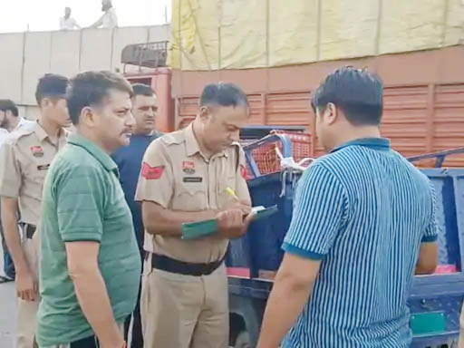 बल्लभगढ़ में एक्सीडेंट के बाद पूछताछ करती पुलिस।