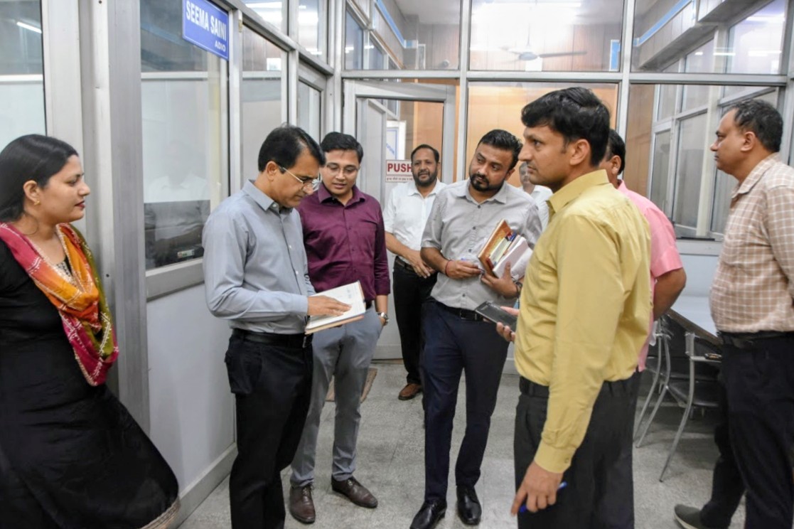 जिला सचिवालय का औचक निरीक्षण करते उपायुक्त डॉ. हरीश कुमार वशिष्ठ