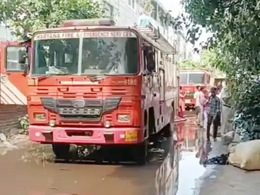 सूचना पाकर मौके पर पहुंची फायर ब्रिगेड की गाडिय़ां।