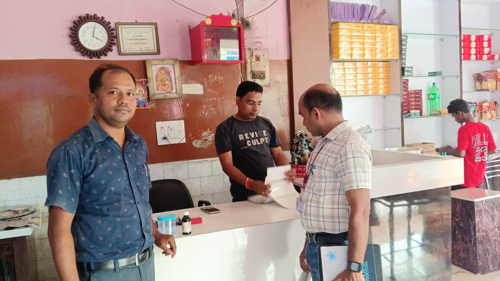 निरीक्षण करते अधिकारी