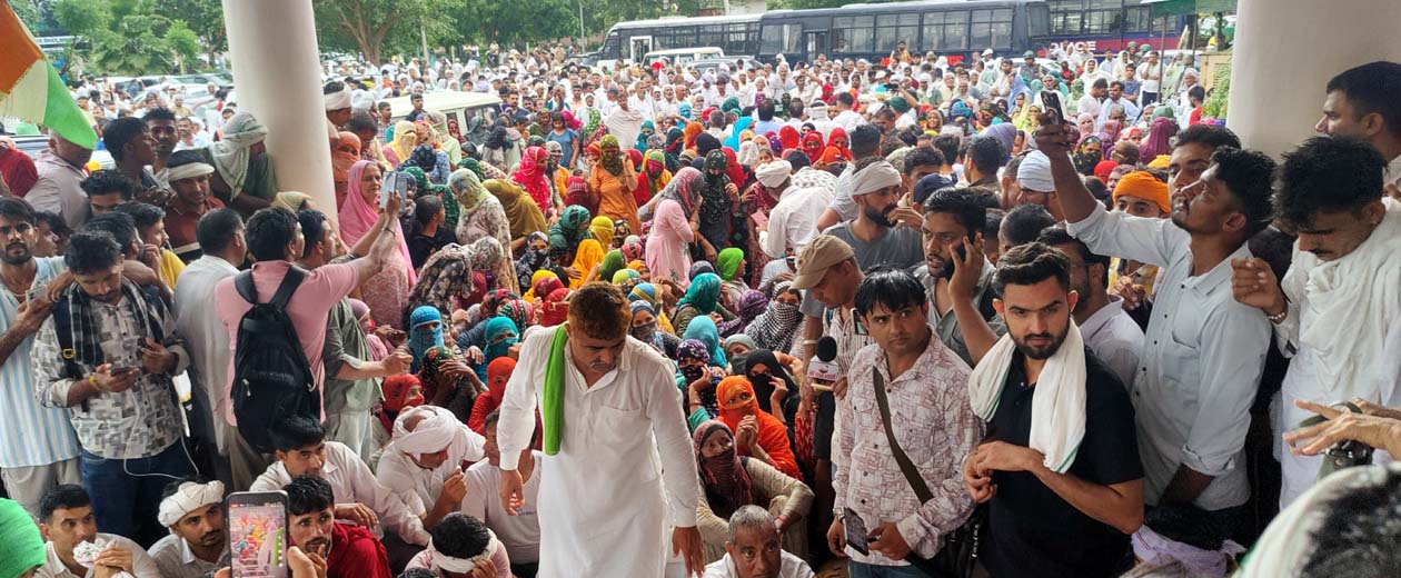हांसी लघु सचिवालय में एकत्रित ग्रामीण।