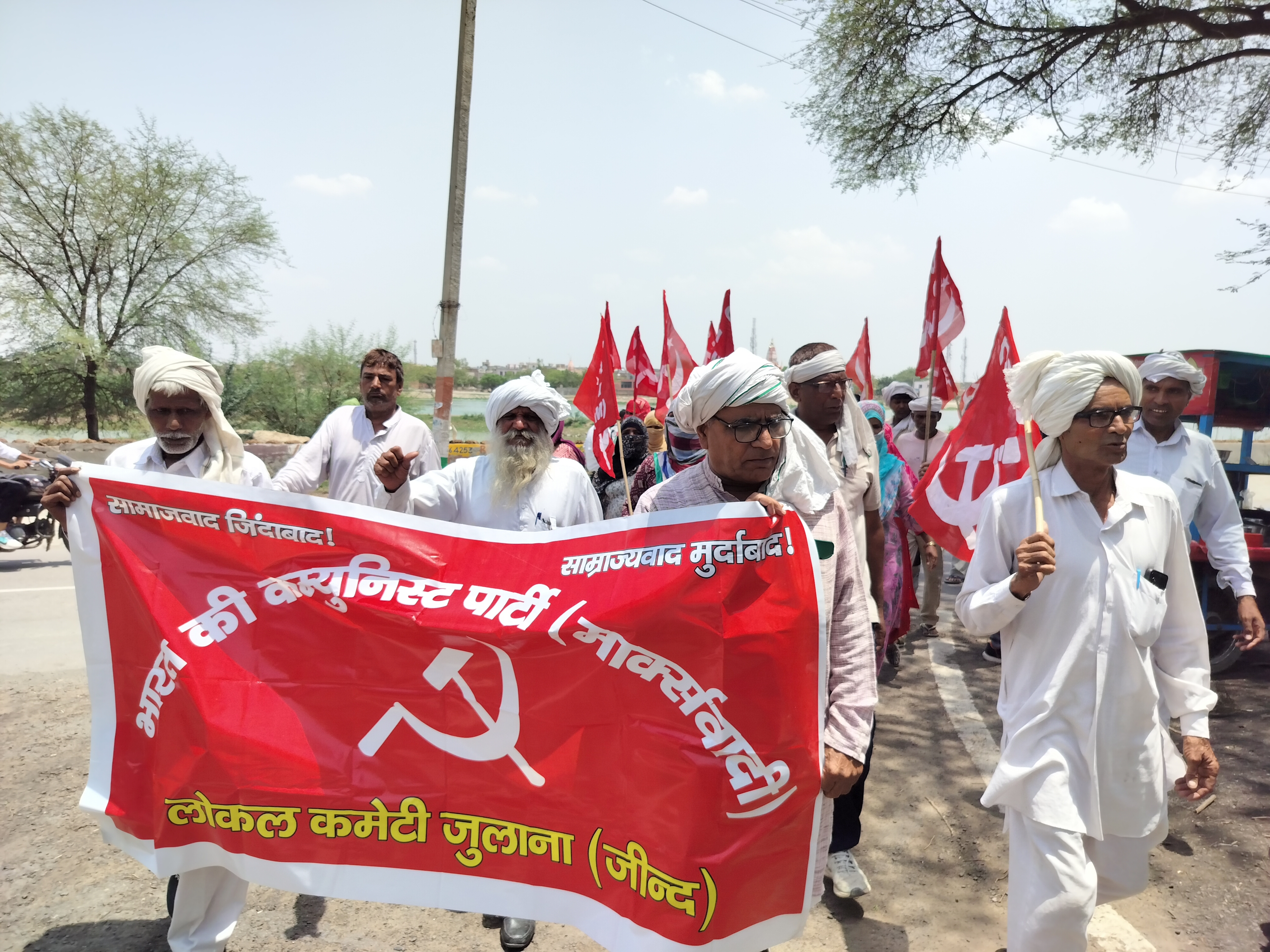 मांगों को लेेकर प्रदर्शन करते हुए माकपा कार्यकर्ता।