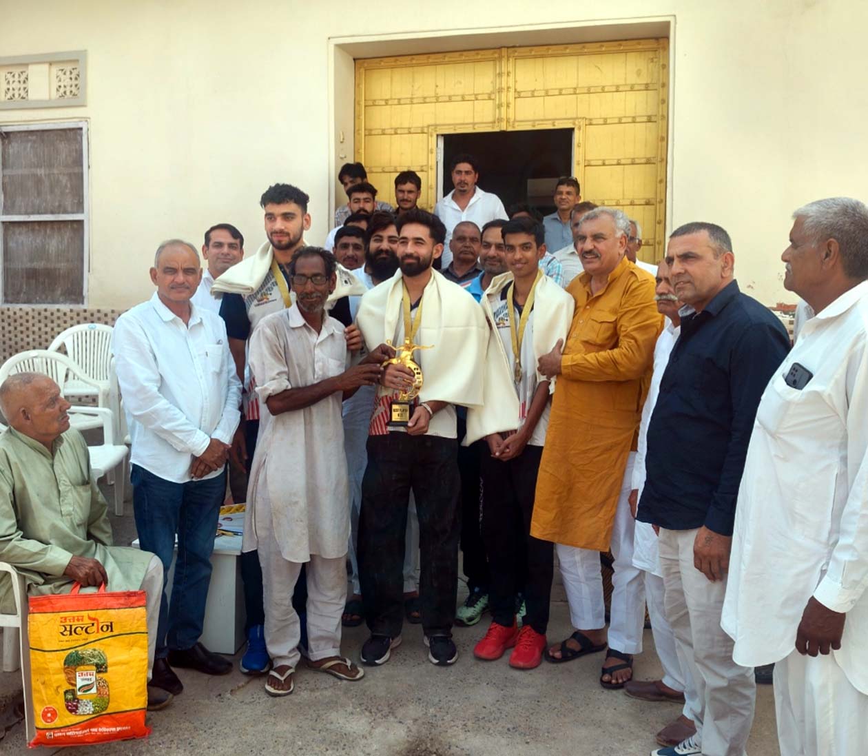 आईएचएफ ट्रॉफी में स्वर्ण पदक जीतने वाले खिलाडिय़ों एवं कोच के साथ उपस्थित विधायक रणधीर पनिहार। आईएचएफ ट्रॉफी में स्वर्ण पदक जीतने वाले खिलाडिय़ों एवं कोच के साथ उपस्थित विधायक रणधीर पनिहार।
