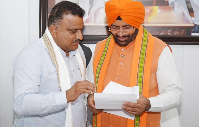 सोनीपत: मुख्यमंत्री नायब सिंह सैनी से बरोदा की समस्याओं पर चर्चा करते हुए प्रदीप सांगवान सोनीपत: मुख्यमंत्री नायब सिंह सैनी से बरोदा की समस्याओं पर चर्चा करते हुए प्रदीप सांगवान