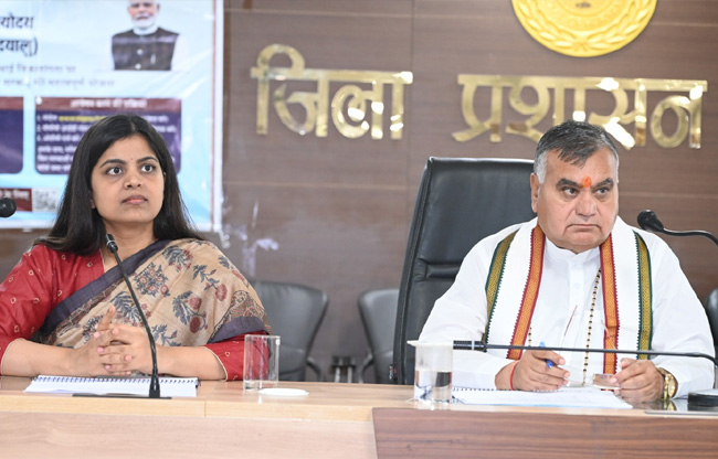 सोनीपत: जिला विकास समन्वय एवं मूल्यांकनसमिति बैठक में सांसद सतपाल ब्रह्मचारी व उपायुक्त नेहा