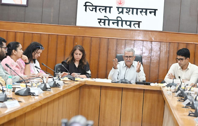 सोनीपत: हरियाणा शहरी विकास प्राधिकरण के प्रधान सलाहकार डीएस ढेसी अधिकारियों को संबोधित करते हुए