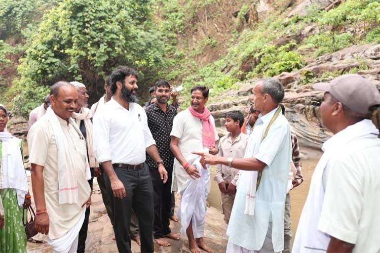 जशपुर के बगीचा विकासखंड अंतर्गत छिछली स्थित खुड़िया रानी मंदिर जशपुर के बगीचा विकासखंड अंतर्गत छिछली स्थित खुड़िया रानी मंदिर