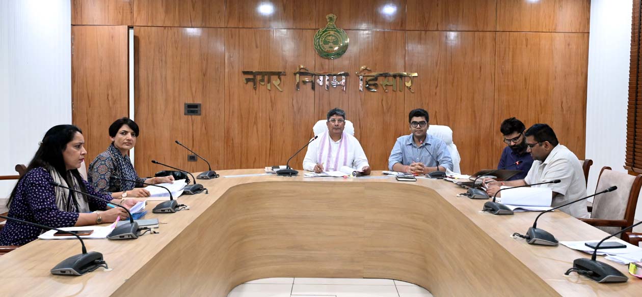 बैठक में उपस्थित मेयर, पार्षद व अधिकारी। बैठक में उपस्थित मेयर, पार्षद व अधिकारी।