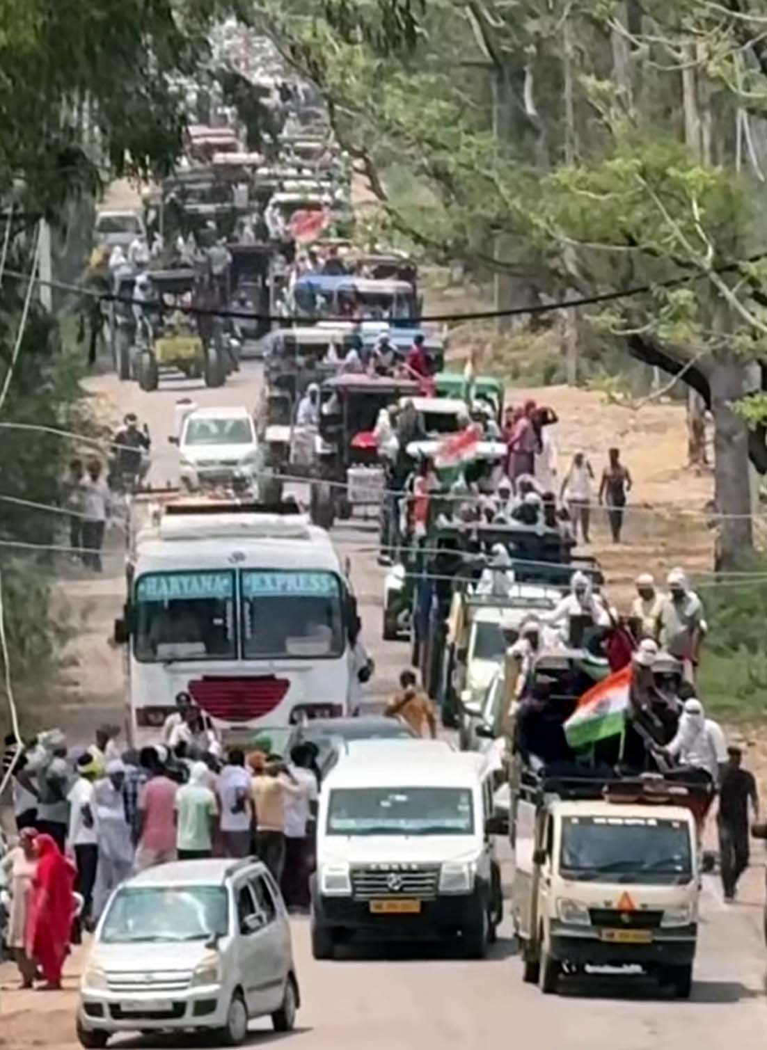 ट्रेक्टर मार्च निकालते ग्रामीण।
