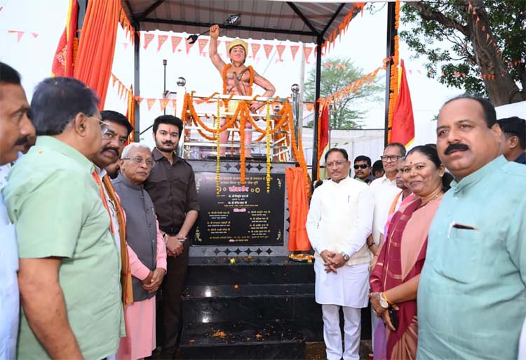 मुख्यमंत्री साय धरती आबा भगवान बिरसा मुंडा की 150वीं जयंती वर्ष के अवसर पर उनकी प्रतिमा का अनावरण करते हुए