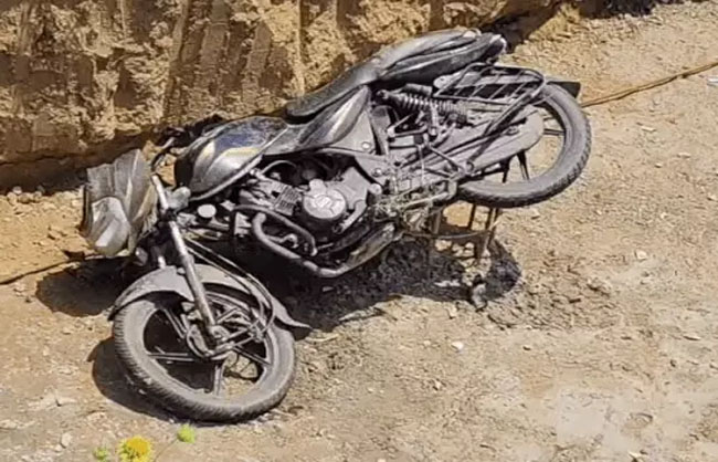 हादसे के बाद गड्ढे में पड़ी हुई बाइक। हादसे के बाद गड्ढे में पड़ी हुई बाइक।