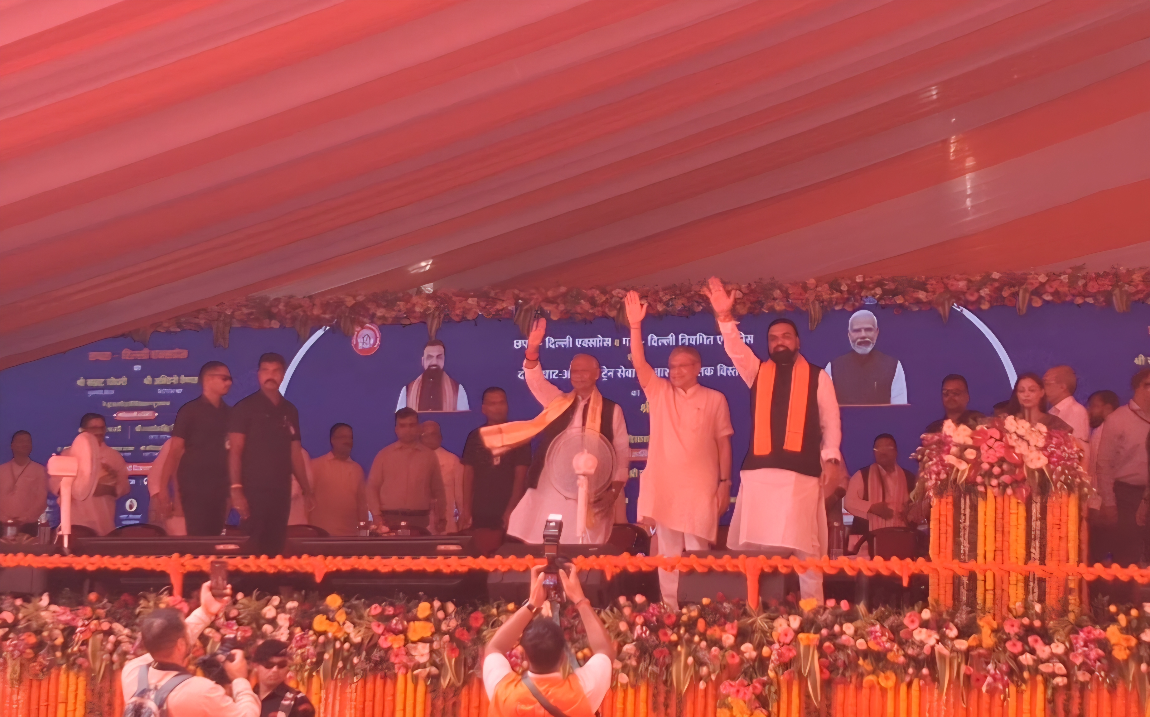 रेल मंत्री अश्विनी वैष्णव और मुख्यमंत्री सम्राट चौधरी ने हरी झंडी दिखाकर ट्रेन को किया रवाना