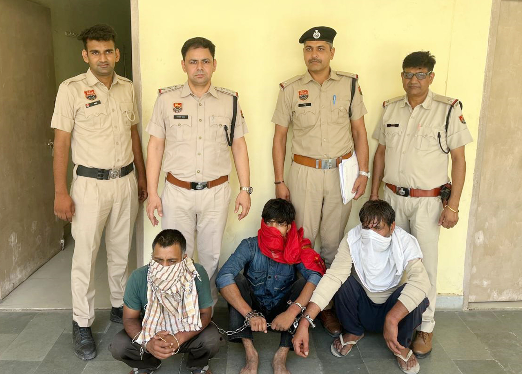 गुरुग्राम पुलिस की गिरफ्त में बुजुर्ग की हत्या कर शव जलाने के आरोपी। गुरुग्राम पुलिस की गिरफ्त में बुजुर्ग की हत्या कर शव जलाने के आरोपी।