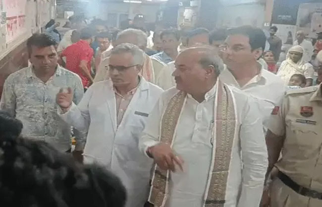 अस्पताल का निरीक्षण करते हुए कमेटी के सदस्य।