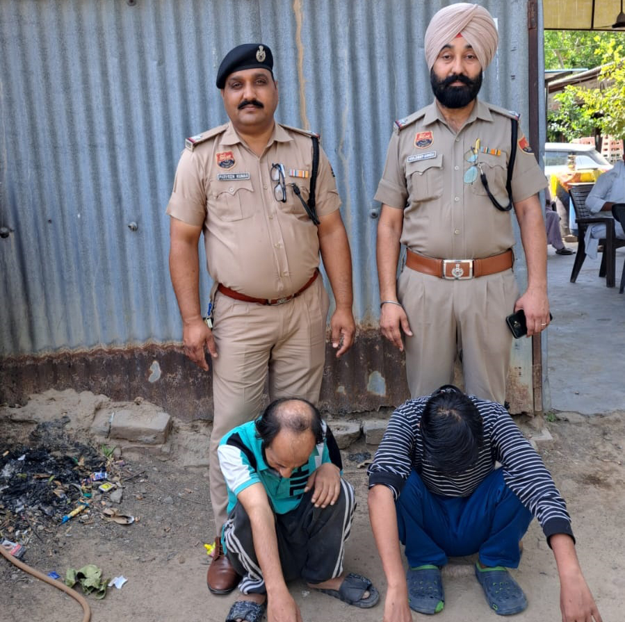 हेरोइन के साथ पकड़े गए आरोपी।
