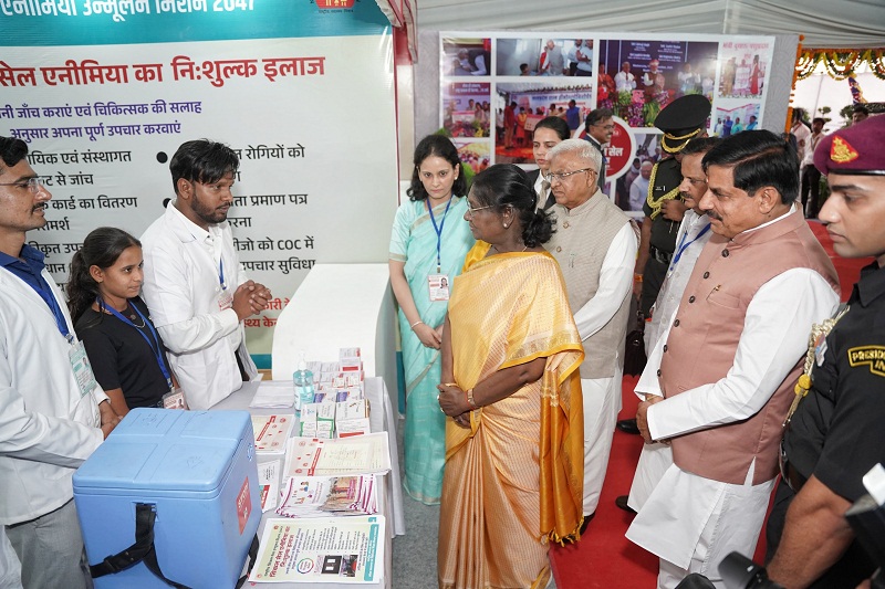 राष्ट्रपतिने ओंकारेश्वर में विश्व सिकल सेल दिवसके राज्य स्तरीय समारोह में प्रदर्शनी का अवलोकन किया राष्ट्रपतिने ओंकारेश्वर में विश्व सिकल सेल दिवसके राज्य स्तरीय समारोह में प्रदर्शनी का अवलोकन किया