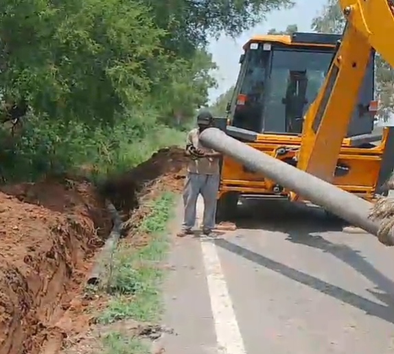 भांखड़ा नहर से चानौत गांव को पेयजल सप्लाई के लिए जेसीबी द्वारा डाली जा रही पाइप लाइन। भांखड़ा नहर से चानौत गांव को पेयजल सप्लाई के लिए जेसीबी द्वारा डाली जा रही पाइप लाइन।