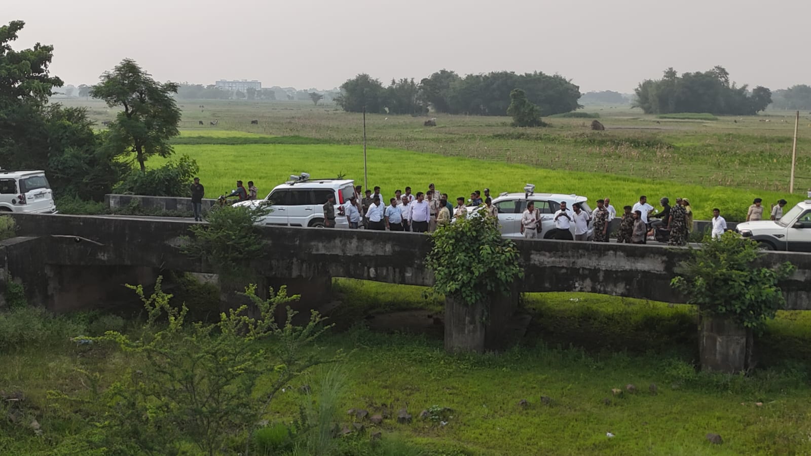 अररिया फोटो:निरीक्षण के दौरान अधिकारियों का काफिला अररिया फोटो:निरीक्षण के दौरान अधिकारियों का काफिला