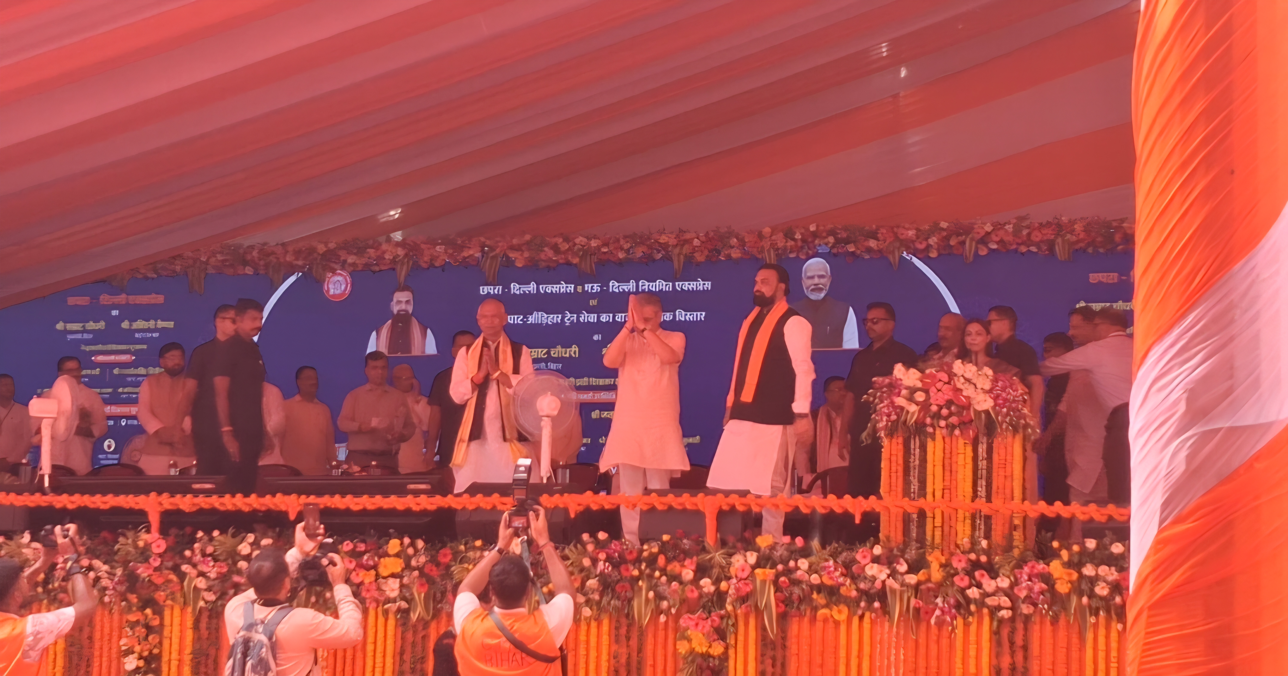 रेल मंत्री अश्विनी वैष्णव और मुख्यमंत्री सम्राट चौधरी ने हरी झंडी दिखाकर ट्रेन को किया रवाना