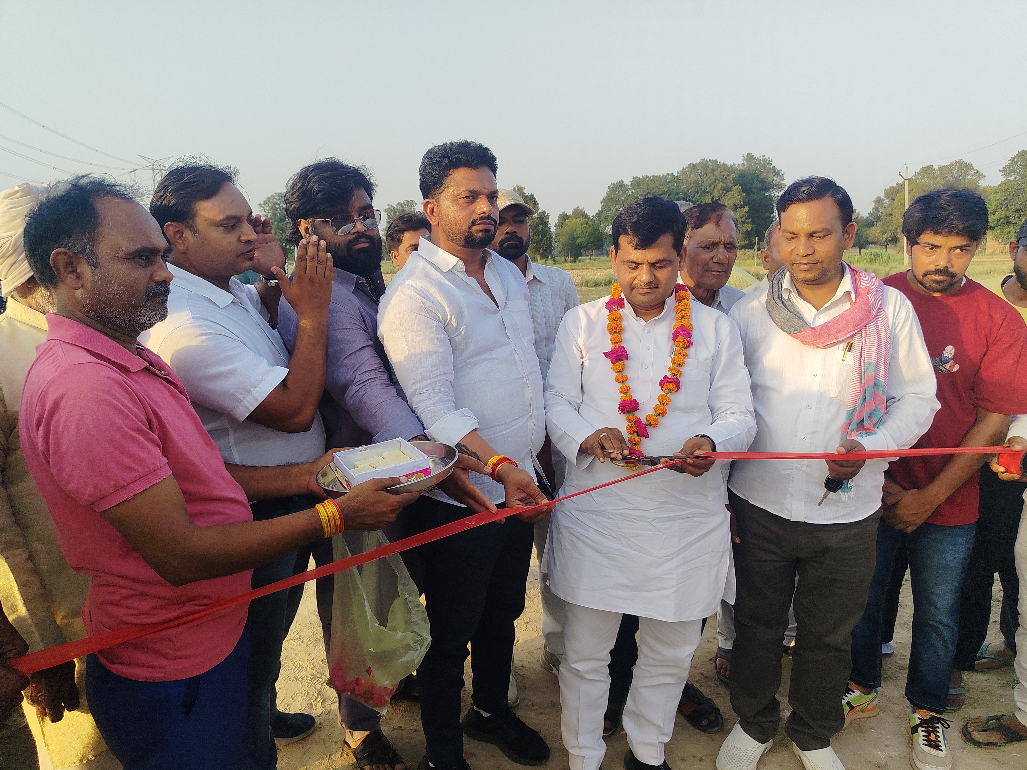 फोटो। फीता काट कर उद्घाटन करते समाजवादी पार्टी के जिलाध्यक्ष सर्वेश बाबू गौतम फोटो। फीता काट कर उद्घाटन करते समाजवादी पार्टी के जिलाध्यक्ष सर्वेश बाबू गौतम