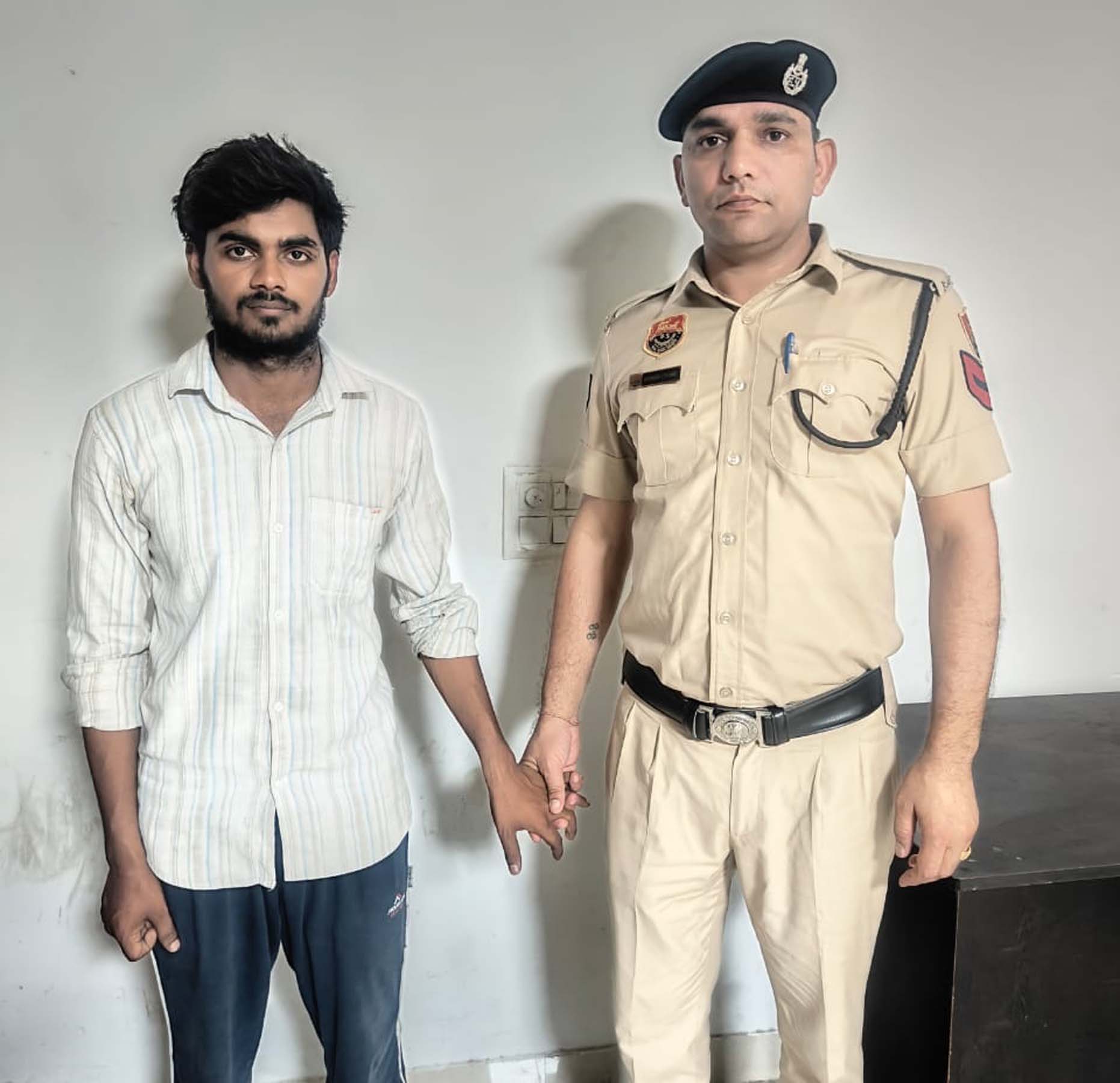 पुलिस की गिरफ्त में फर्जीवाड़े का आरोपी। पुलिस की गिरफ्त में फर्जीवाड़े का आरोपी।