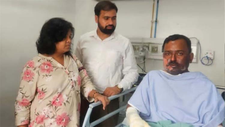 कुसुम स्मेल्टर्स प्लांट में घायल मजदूर कुसुम स्मेल्टर्स प्लांट में घायल मजदूर