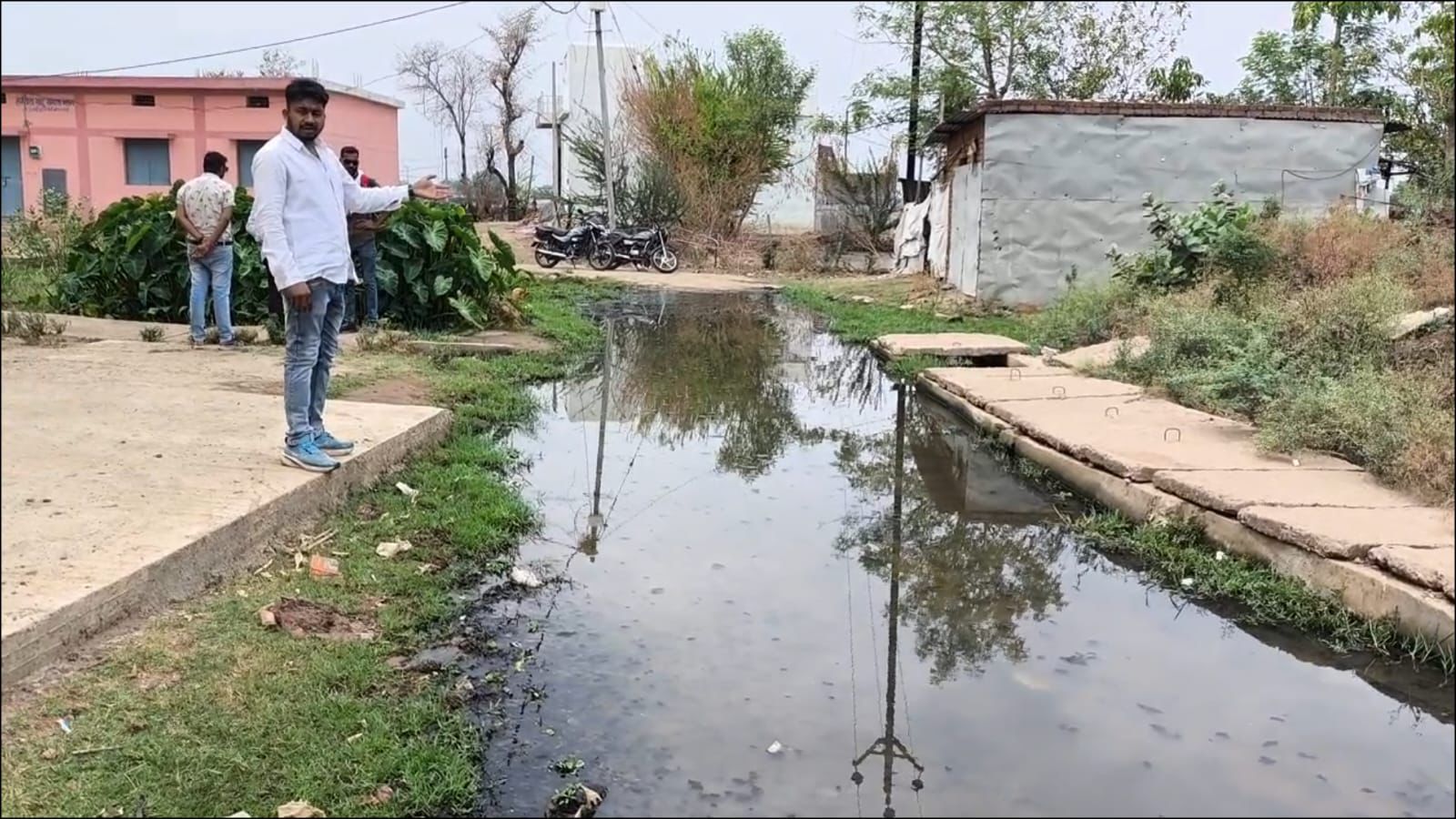 घटना स्थल का निरीक्षण करते हुए जिलाध्यक्ष राजा देवांगन। घटना स्थल का निरीक्षण करते हुए जिलाध्यक्ष राजा देवांगन।