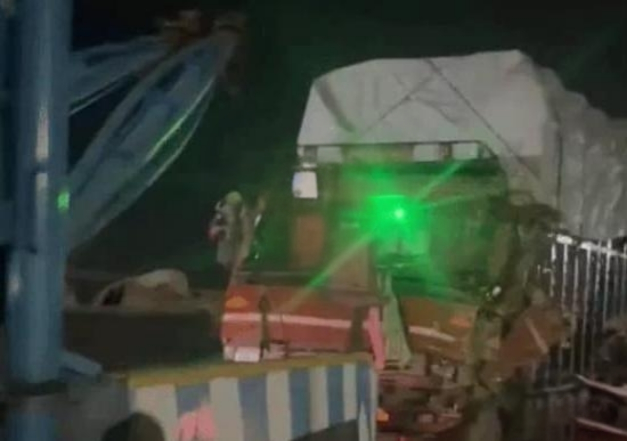 पानीपत के तमाशाबाद टोल प्लाजा के पर हुई वाहनों की टक्कर के बाद हाईवे से वाहनों को हटाती पुलिस क्रेन पानीपत के तमाशाबाद टोल प्लाजा के पर हुई वाहनों की टक्कर के बाद हाईवे से वाहनों को हटाती पुलिस क्रेन