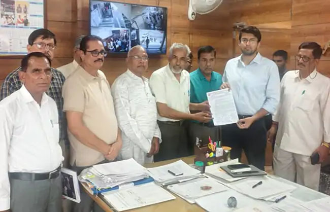 एसडीएम को मुख्यमंत्री के नाम ज्ञापन देते हुए लोग।