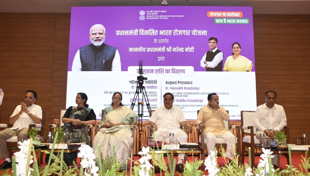 सूरत के महाराजा अग्रसेन भवन में आयोजित कार्यक्रम में केंद्रीय जल शक्ति मंत्री सीआर पाटिल