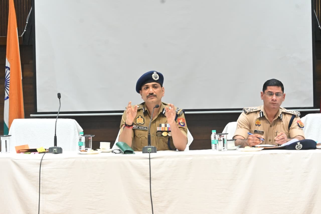 समीक्षा बैठक में पुलिस कमिश्नर समीक्षा बैठक में पुलिस कमिश्नर