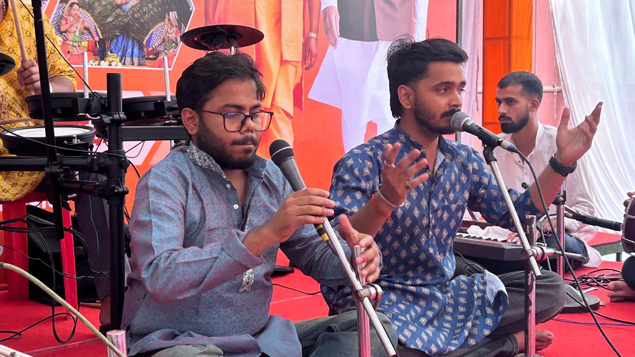 वाद्य यंत्र बजाते कलाकार