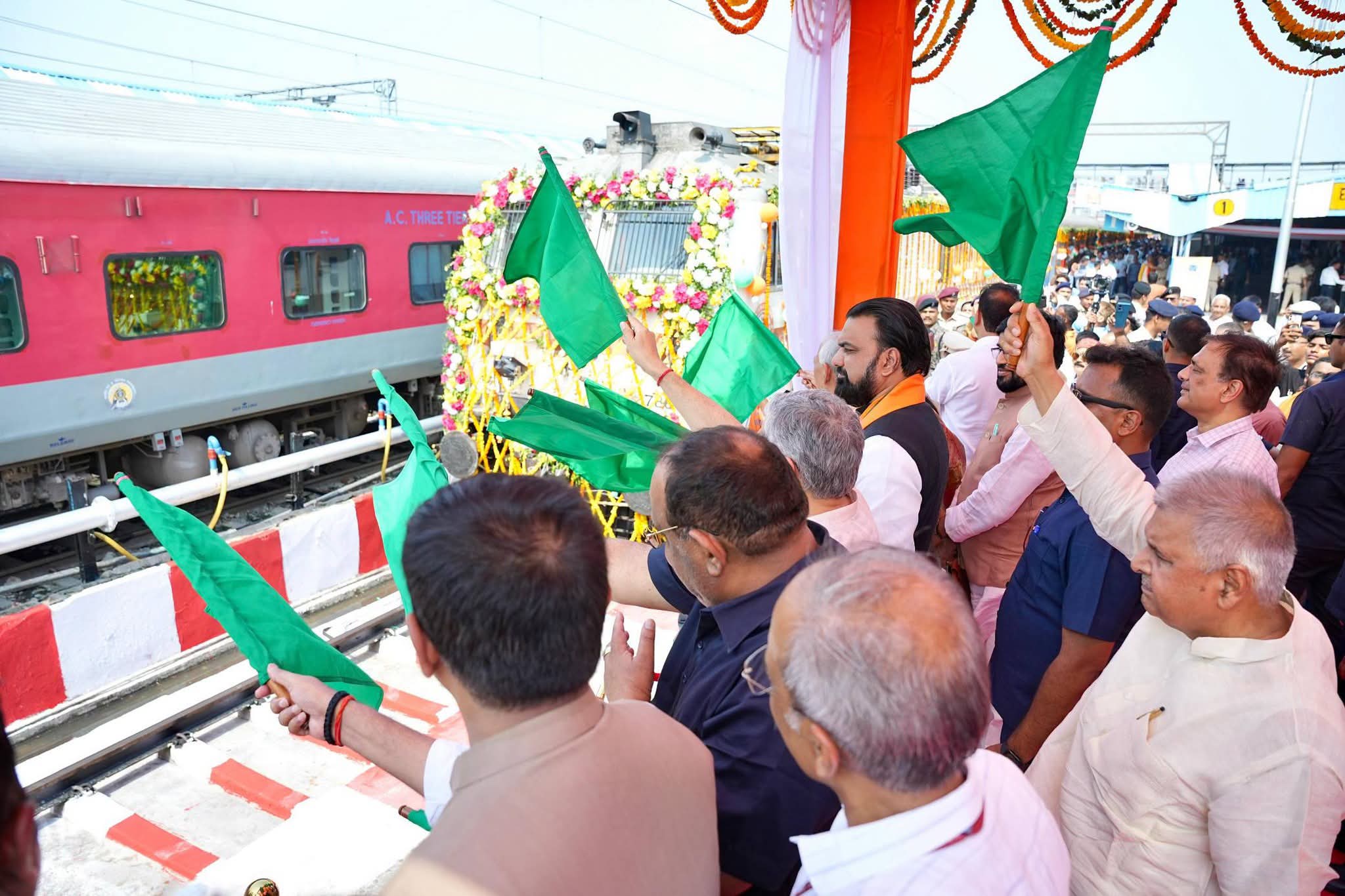 रेल मंत्री अश्विनी वैष्णव और मुख्यमंत्री सम्राट चौधरी ने हरी झंडी दिखाकर ट्रेन को किया रवाना