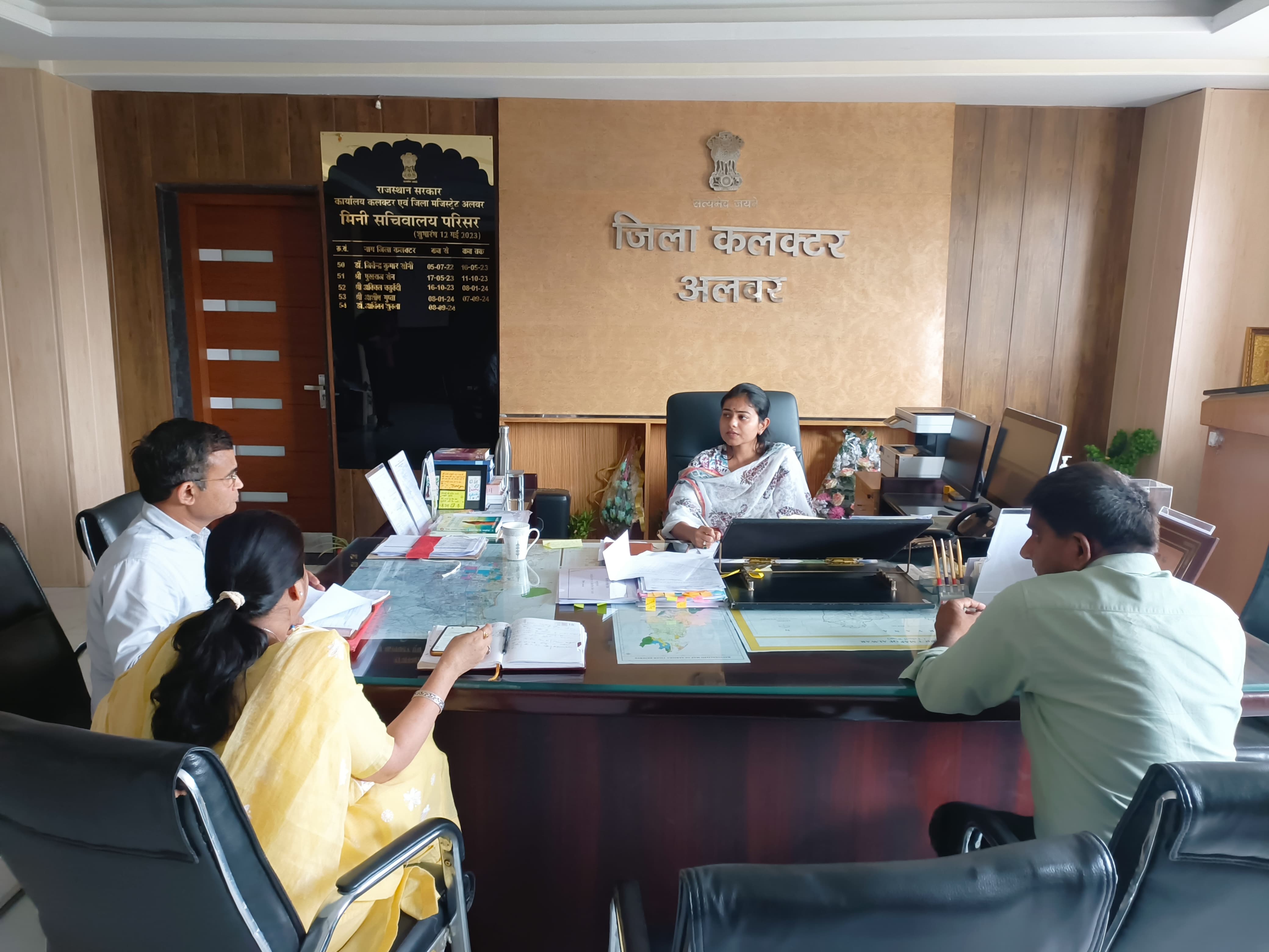 अलवर. अधिकारियो की बैठक लेती कलेक्टर।