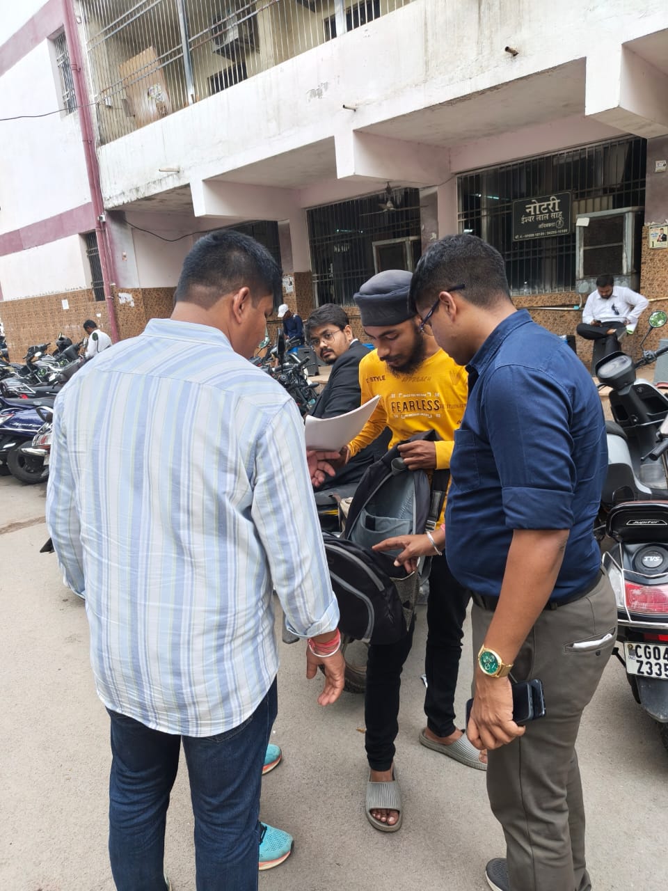 न्यायालय परिसर में संदिग्ध व्यक्तियों से पूछताछ कर आवश्यक सत्यापन करती हुई पुलिस की टीम न्यायालय परिसर में संदिग्ध व्यक्तियों से पूछताछ कर आवश्यक सत्यापन करती हुई पुलिस की टीम