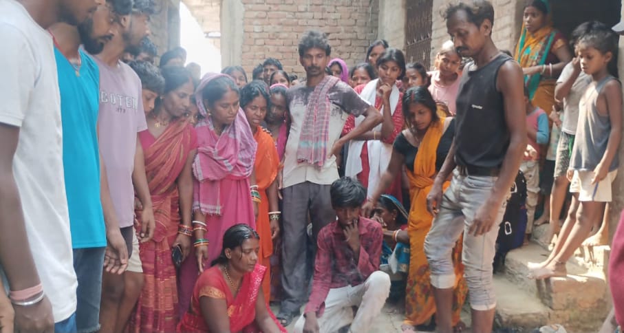बिलखते परिजन